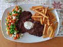 mariniertes Entrecôte mit Pommes frites und Gemüse