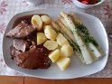 Schweinebraten mit frischen Kartoffeln und Spargel