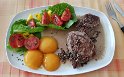 Kleine Pfeffersteaks mit Pfirsichen und Salat