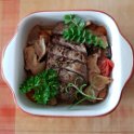 Filetsteak mit Pilzgemüse langsam im Ofen gegart