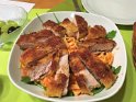 Schnitzelstreifen auf Nudeln, Tomatensoße und Rucola