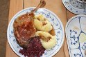 Gänsekeule mit Klößen und Rotkraut