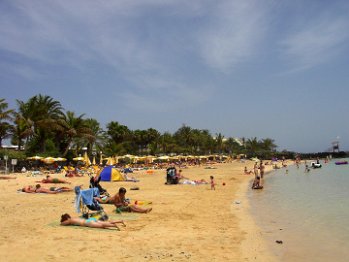 ein (künstlicher) Sandstrand in Playa Blanca