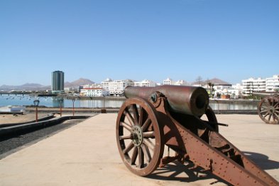 Arrecife - das einzige Hochhaus auf der Insel, Kanone der Festung Pasarela