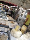 "Grundnahrungsmittel" - Käse aus der Region auf dem Markt in Sète