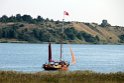 Segler unter Störtebeker Flagge auf der Having vor Alt-Reddevitz